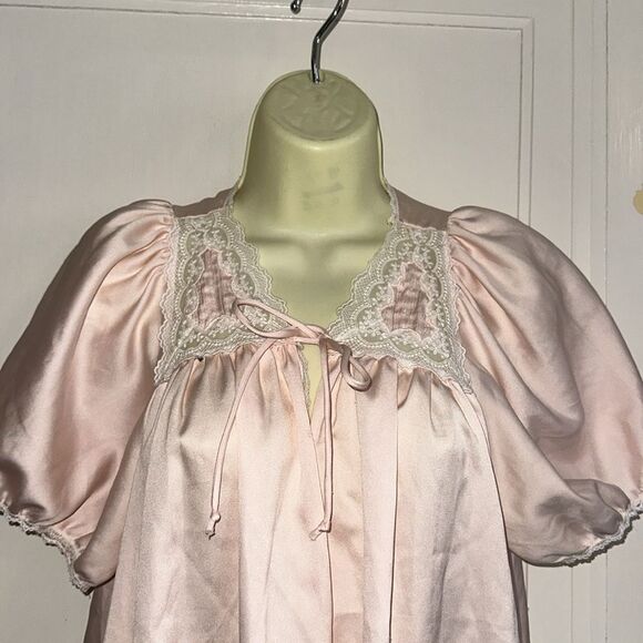 Vtg Brandywine light pink puff sleeve robe with lace neckline that ties in front - Picture 2 of 9